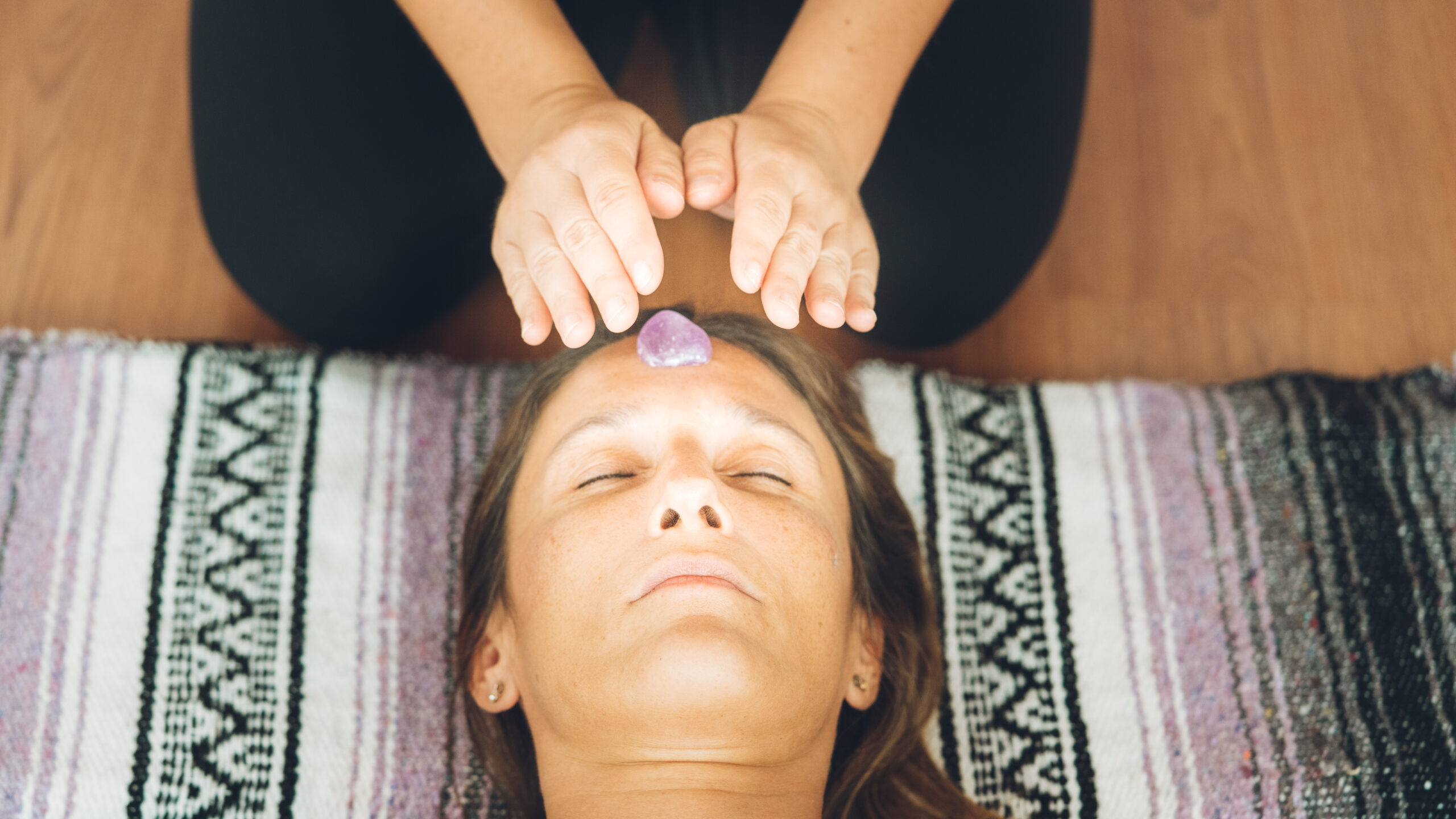 Señales de que el reiki puede ayudarte: terapia energética con cristales.