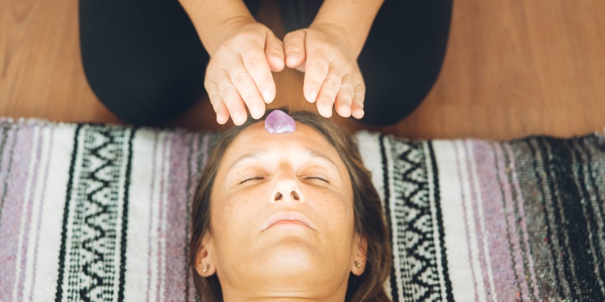Señales de que el reiki puede ayudarte: terapia energética con cristales.